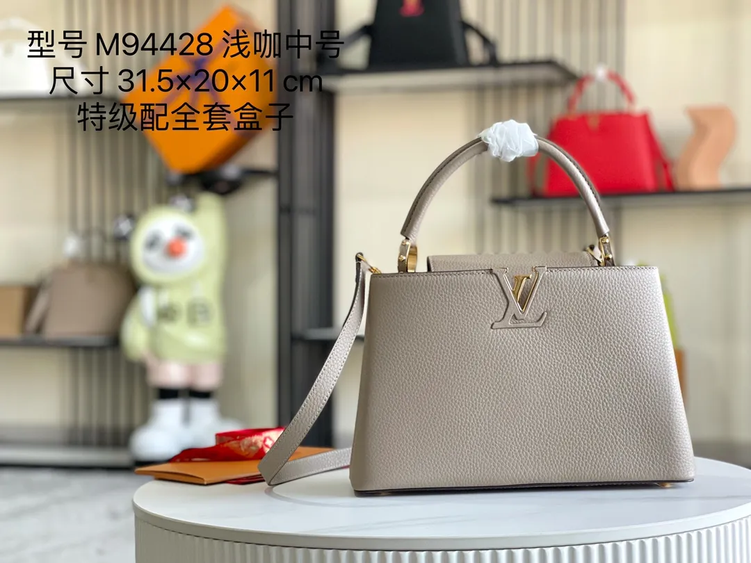 （163 芯片）特级配全套包装💰P1050【特级精品原厂皮💋 M94428 大象灰中号金扣】 第一家路易威登门店开在巴黎的嘉布遣街上，Capucines手袋与品牌一样经久不衰，可以为任何造型带来时尚的精致感。全粒面Taurillon皮与稀有宽纹蟒蛇皮结合，打造出一款奢华的手提包，各种传统的细节是手袋的亮点：LV首字母，独特的边环，翻盖上精细的Monogram花朵。配有顶部手柄、可脱卸包带与独特包盖，多种背携风格，适应不同造型或心情。 &diams;️进口荔枝纹牛皮 &diams;️原厂全钢拉丝五金 尺寸：31.5 x 20.0 x 11.0 cm