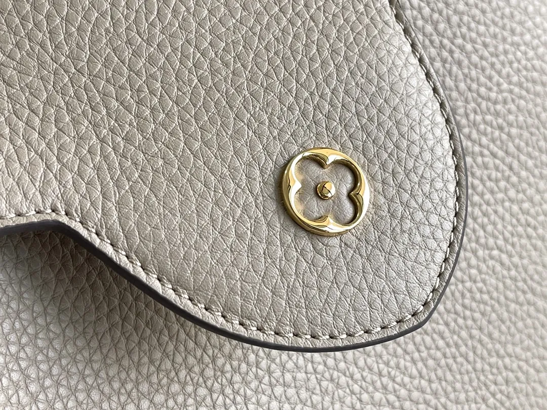 (163 芯片)特级配全套包装💰P1050【特级精品原厂皮💋 M94428 大象灰中号金扣】 第一家路易威登门店开在巴黎的嘉布遣街上,Capucines手袋与品牌一样经久不衰,可以为任何造型带来时尚的精致感。全粒面Taurillon皮与稀有宽纹蟒蛇皮结合,打造出一款奢华的手提包,各种传统的细节是手袋的亮点:LV首字母,独特的边环,翻盖上精细的Monogram花朵。配有顶部手柄、可脱卸包带与独特包盖,多种背携风格,适应不同造型或心情。 ♦️进口荔枝纹牛皮 ♦️原厂全钢拉丝五金 尺寸:31.5 x 20.0 x 11.0 cm