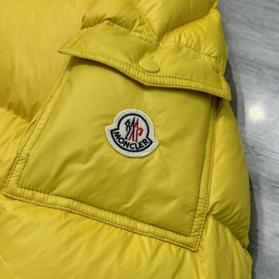 Levitha kurze Daunenjacke mit Kapuze Gelb - Kurze