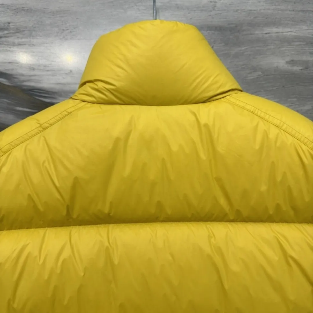 Levitha kurze Daunenjacke mit Kapuze Gelb - Kurze