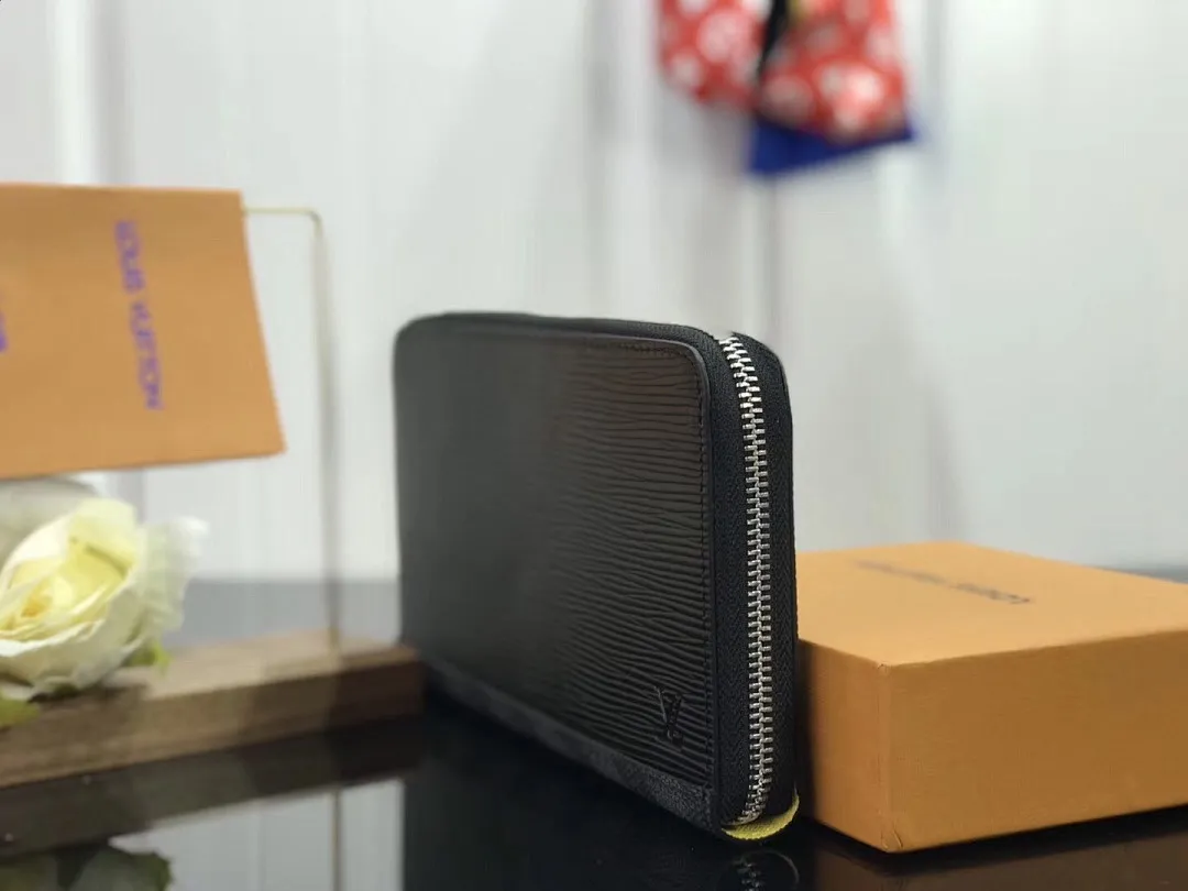 LV ZIPPY WALLET M68227